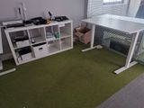 un bureau blanc avec un ordinateur dans une pièce