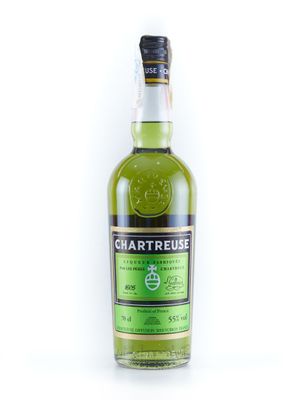 une bouteille de whisky irlandais à la Chartreuse sur fond blanc