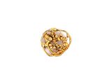gros plan d'une bague en or sur fond blanc