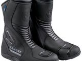 un gros plan sur une paire de bottes de moto noires sur fond blanc