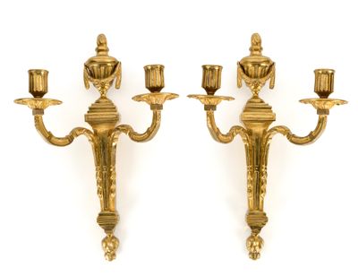paire d'appliques murales anciennes en laiton sur fond blanc