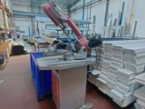 une machine qui travaille sur une pièce de métal