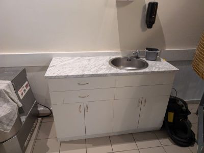 une salle de bain avec un lavabo et un miroir