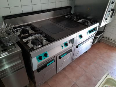 une cuisine équipée d'une cuisinière, d'un four et d'un évier