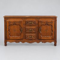 Buffet en chêne sculpté, ouvrant par deux vantaux et par tro…