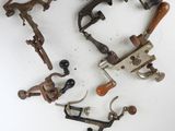 plusieurs types d'outils sont présentés sur une surface blanche