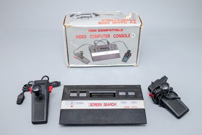 une boîte contenant une manette de jeu et un chargeur