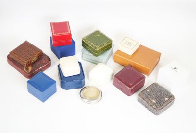 de nombreuses boîtes de différentes couleurs sur un fond blanc
