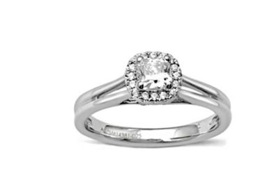 gros plan d'une bague en diamant sur fond blanc