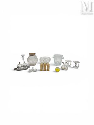 de nombreux vases en verre de toutes sortes et des vases posés sur la table