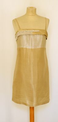 DINOU, robe de cocktail doré pâle, à fines bretelles.