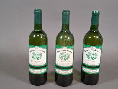 trois bouteilles de vin posées l'une à côté de l'autre sur une table