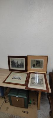 deux photos encadrées posées sur une table dans une pièce