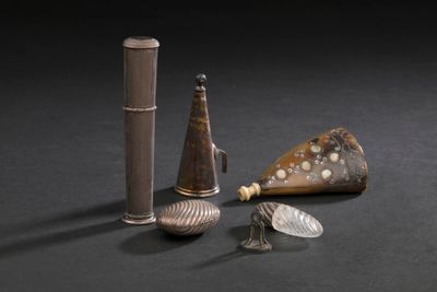 un ensemble d'objets posés sur une surface noire