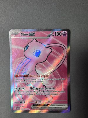 gros plan d'une carte pokemon sur une table