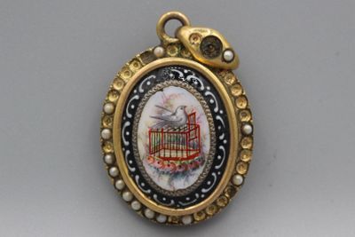 une image représentant un oiseau en cage, montée sur un collier