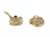 deux petits objets dorés sur une surface blanche
