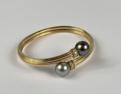 un gros plan d'une bague ornée de deux perles