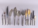 beaucoup d'argenterie et d'objets en argent sur un fond blanc