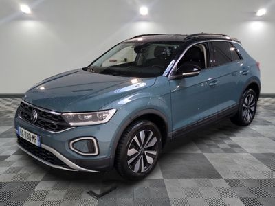 un SUV Volkswagen bleu garé dans un garage au sol carrelé