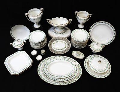 VIENNE Important service de table en porcelaine blanche à dé…