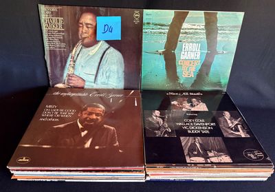 trois albums vinyles de styles musicaux variés sont empilés les uns sur les autres