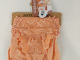 une culotte orange avec de la dentelle sur le bas et une étiquette à l'arrière