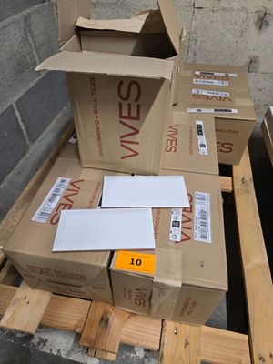 plusieurs boîtes empilées sur une palette