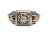 gros plan d'une bague en diamant sur fond blanc