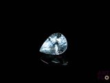 un diamant bleu sur fond noir