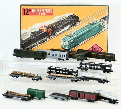 une boîte de petits trains posée sur une surface blanche