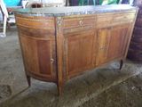 une armoire en bois surmontée d'un plateau en marbre