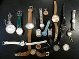 de nombreux modèles de montres posés sur une table noire