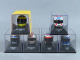 une vitrine contenant cinq casques différents