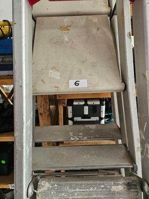 une échelle qui monte jusqu'en haut de l'escalier