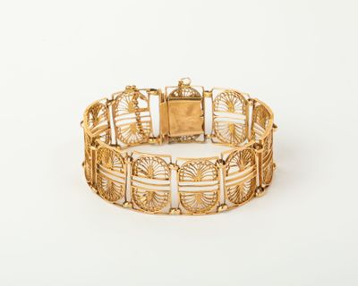 une photo d'un bracelet en or muni d'un fermoir carré