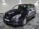 la photo d'une voiture noire garée dans un garage