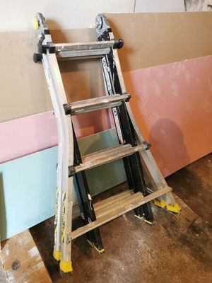 une échelle adossée au mur d'une pièce