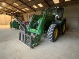 un tracteur garé à l'intérieur d'un bâtiment