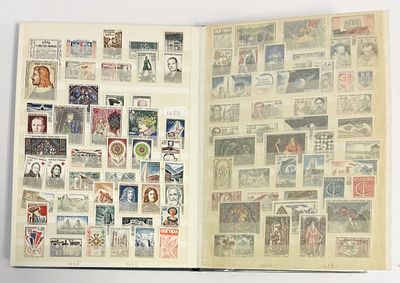 un livre ouvert avec des timbres sur une table