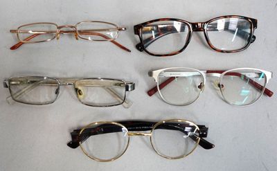 5 paires de lunettes de vue