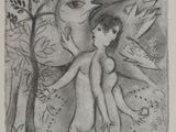 un dessin en noir et blanc représentant deux nus dans une forêt