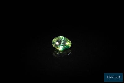 gros plan d'un diamant vert sur une surface noire