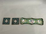 deux pièces en porcelaine verte et blanche ornées d'un motif vert et blanc