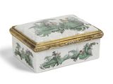 une boîte blanche ornée de motifs verts et dorés