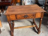 une petite table avec un tiroir dans une pièce