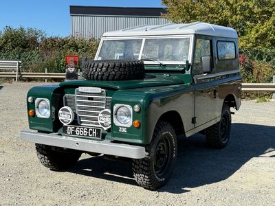 un Land Rover vert garé sur un parking
