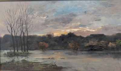 un tableau accroché au mur d'une pièce où se trouve un tableau représentant une rivière