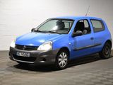 la photo d'une petite voiture bleue garée dans un garage