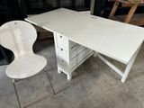 un bureau blanc avec une chaise à côté
